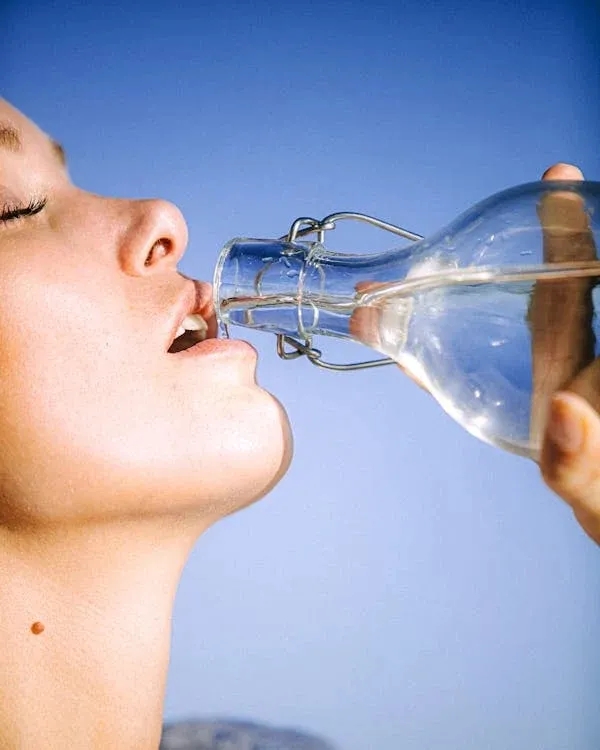 【水之较量，健康之选】从瓶装水的热议看全屋净水的重要性